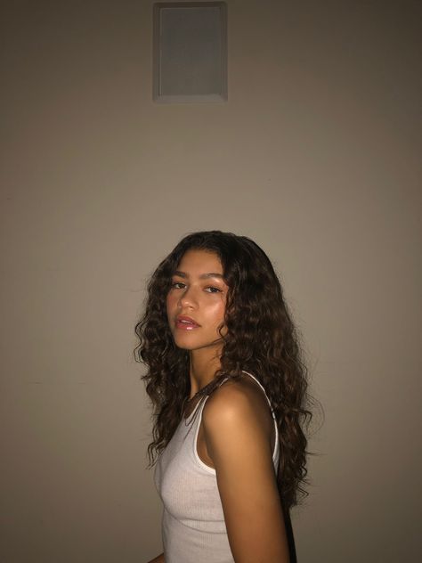 Zendaya on Twitter: "I wish I could edit the damn speaker off the wall.… " Zendaya Aesthetic Vintage, Zendaya Selfie, Zendaya 2017, Cozy Pics, Zendaya Makeup, Mode Zendaya, Estilo Zendaya, Zendaya Hair, Zendaya Outfits