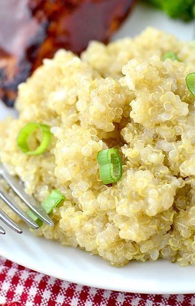 Creamy Parmesan-Garlic Quinoa is an easy side dish that’s packed with protein and crowd-pleasing flavors. Garlic Quinoa, Quinoa Dishes, Quinoa Recipe, Gluten Free Sides Dishes, Creamy Parmesan, Quinoa Recipes, Side Recipes, Rice Dishes, Side Dishes Easy