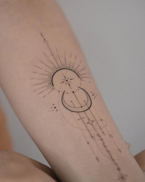 Hand Tatts, Tattoo Sonne, Sun And Moon Tattoo, Inspiration Tattoos, Ornamental Tattoo, Dainty Tattoos, Wrist Tattoo, Spine Tattoos, Subtle Tattoos