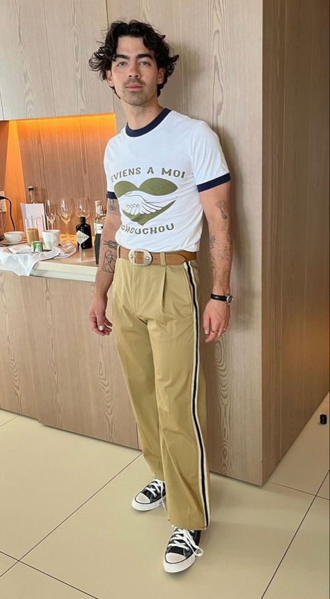 Joe Jonas Photoshoot, Joe Jonas Style, Prince Harry Photos, Aesthetic Kitchen, Joe Jonas, Body Picture, Jonas Brothers, Khaki Pants, Converse