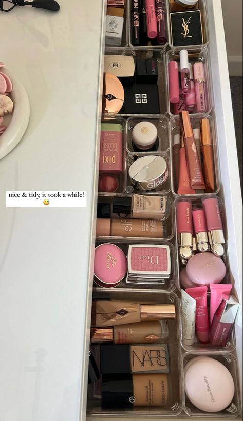 #makeup #aesthetic #makeupgoals #makeupoftheday #makeuplover #makeuptransformation Rangement Makeup, Makeup Beauty Room, Makeup Collection Goals, Makeup Bag Essentials, Makeup Drawing, Makeup Drawer, Makeup Organization Vanity, Makeup Is Life, Makeup Aesthetic