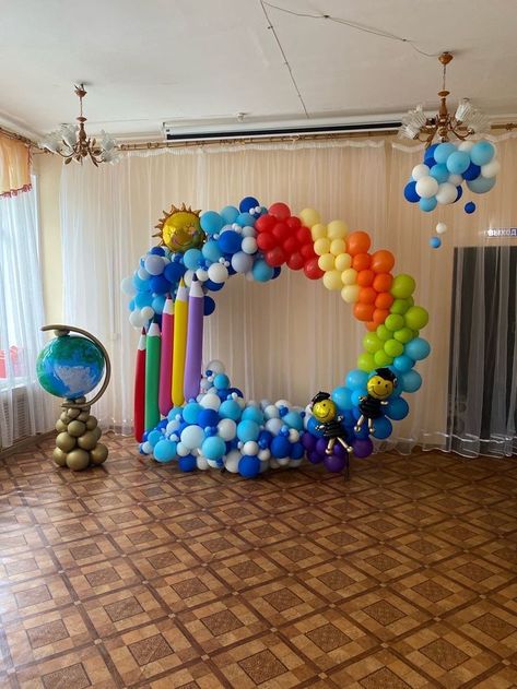 Preschool Room Decor, Graduation Party Centerpieces, Back To School Party, Art Birthday Party, Preschool Arts And Crafts, Preschool Graduation, Birthday Balloon Decorations, Balloon Backdrop, Balloon Design