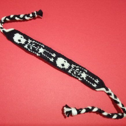 Normal pattern #11538 | BraceletBook Music Friendship Bracelet, Gothic Friendship Bracelet, Skull Friendship Bracelet Pattern, Halloween Bracelet Patterns, Skull Bracelet Pattern, Cute Halloween Skeleton, String Bracelet Patterns, Bracelet Inspo, Fundraiser Ideas