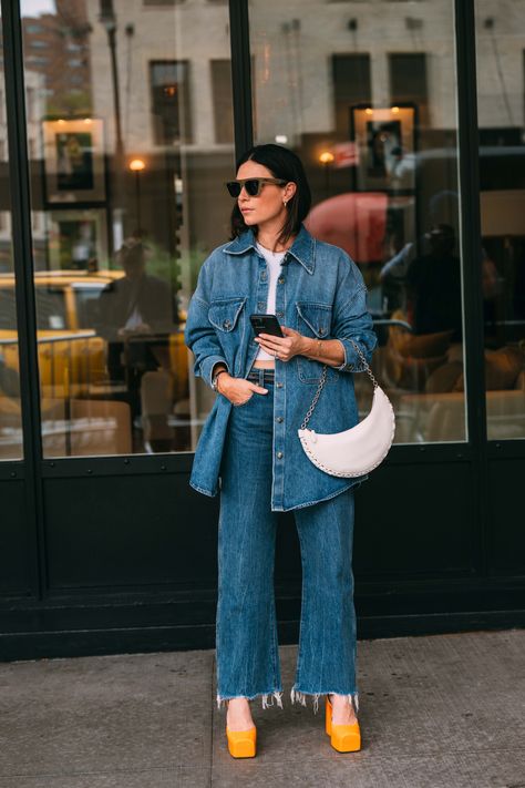 Flowy Dress Street Style, Denim Shacket Street Style, Chic Jean Shorts Outfit, Button Down Street Style, Spring 2023 Fashion Trends Street Style, Full Black Outfit, Denim Street Style, Moda Denim, Fall 23