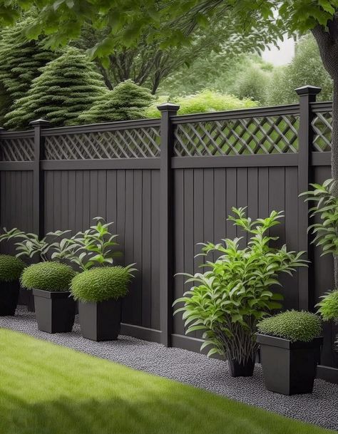 Lattice Top Fencing Garden Safety Fence, Privacy Fence Ideas Chain Link, Privacy Garden Fence, Decorative Privacy Fence Ideas, Plastic Fence Ideas, Painting Fences Ideas Backyards, Back Fence Landscaping, Back Garden Fence, Unique Privacy Fence Ideas