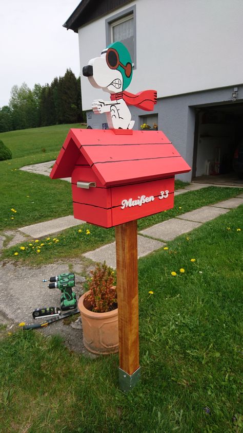 Wooden Mailbox Ideas Diy, Weird Mailboxes, Snoopy Mailbox, Cool Mailboxes, Wood Log Crafts, Rustic Wood Projects, Snoopy Dog House, Diy Mailbox, Bird Houses Ideas Diy