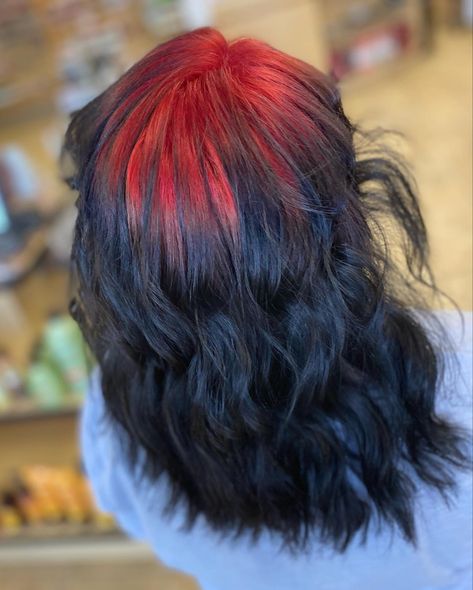 Roots are red and the rest is black Red Roots To Black Hair, Red Root Black Hair, Red Dyed Roots On Black Hair, Ideas To Dye Your Hair Red, Red Root Hair, Red Snd Black Hair Ideas, Black Roots Red Ends Short Hair, Red Roots With Black Hair, Colored Shadow Root Black Hair