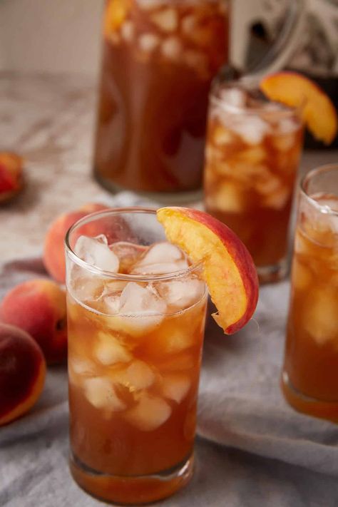 Sweet Peach Iced Tea - A Southern Tradition - easysoutherndesserts.com Peach Bread Puddings, Unsweetened Iced Tea, Blackberry Cobbler Recipe, Peach Iced Tea, Sweet Tea Recipes, Cinnamon Roll Bread, Easy Teas, Homemade Custard, Peach Ice Tea