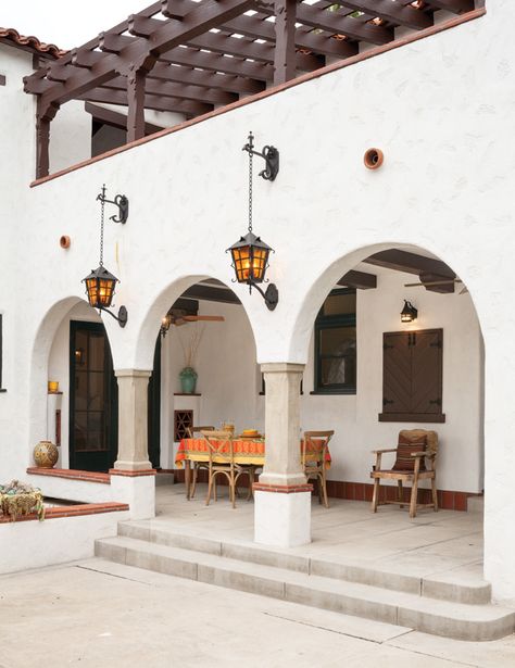 Old House Journal Magazine Hacienda Homes, Hacienda Style Homes, Mexico House, Mediterranean Architecture, House Restoration, Casa Country, Mediterranean Home Decor, Spanish Architecture, Spanish Style Home