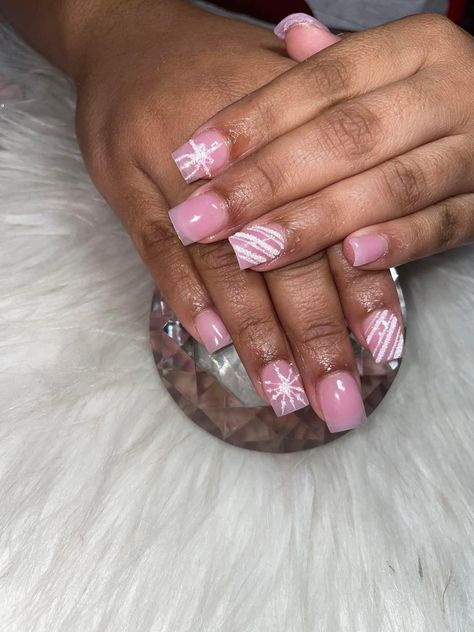 Christmas Nails Short Square Acrylic, Pink Christmas Nail Designs Short, Short Pink Acrylic Nails Design, Short Christmas Nails Acrylic, Short Square Acrylic Nails Christmas, Short Pink Christmas Nails, Cute Pink Nails Acrylic, Short Nails Ideas Christmas, Cute Pink Nails Short