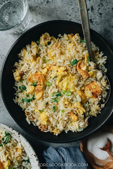 A super easy egg fried rice that you can prep and cook in 10 minutes, featuring tender eggs with crispy rice simply seasoned with scallions and salt. It is the perfect side dish for your Chinese dinner, or you can even serve it by itself as a light meal. {Vegetarian, Gluten-Free} Easy Egg Fried Rice, Asian Potluck, Best Fried Rice Recipe, Meal Vegetarian, Rice Dishes Easy, Asian Dinner, Egg Rice, Chinese Dinner, Asian Dinner Recipes