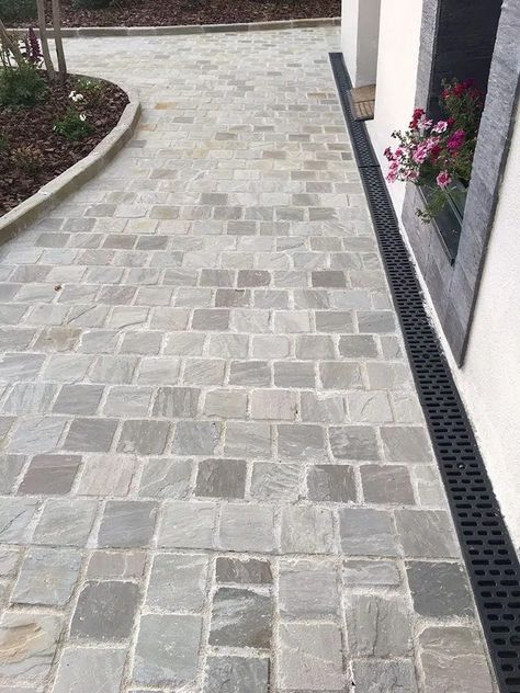 Home Front Yard, Walkway Designs, Front Garden Ideas Driveway, Cobblestone Patio, Garden Ideas Driveway, Front Yard Walkway, Yard Walkway, Cobblestone Pavers, Cobblestone Driveway