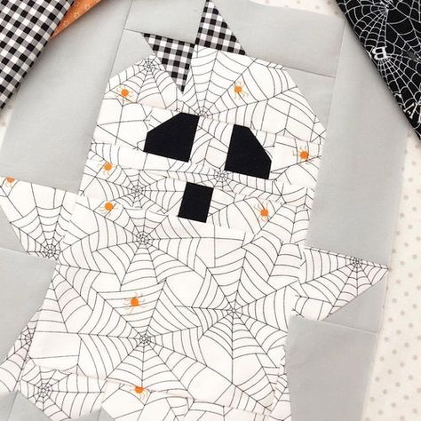 Halloween Quilt Patterns, Halloween Sewing, Holiday Quilts, Fall Quilts, Halloween Quilts, Mini Quilts, Quilt Block Patterns, Quilting Crafts, Square Quilt