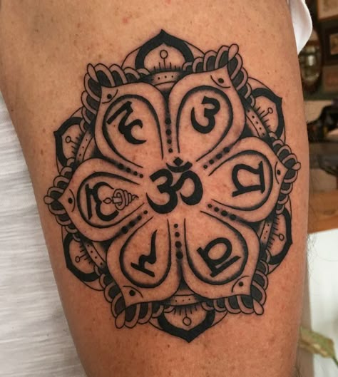 Hindu Tattoos Symbols Spiritual, Nepali Tattoo, Bholenath Tattoo, Portuguese Tattoo, Buddhism Tattoo, Simbols Tattoo, Hindu Tattoos, Pisces Tattoo Designs, Om Tattoo Design