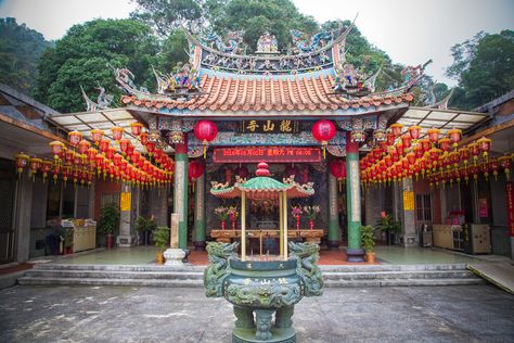 While doing research for my post about Taipei's most famous temple, Mengjia Longshan Temple (艋舺龍山寺). I came across an article that claimed that when the temple in Taipei was under attack during WW2, some of the statues from the temple were moved to the Daxi Longshan Temple for safekeeping. I had imm Longshan Temple Taiwan, Longshan Temple, Hiking Spots, Taipei City, Taipei Taiwan, Memorial Park, Giving Birth, Traditional Architecture, Instagram Worthy