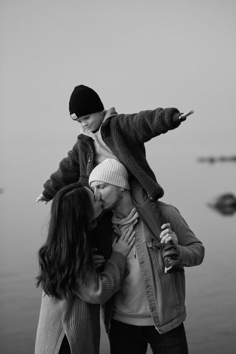 Rainy Day Family Photos, Christmas Family Photos 3 People, Family Photoshoot Family Of 4, Family Photos With Bubbles, Fall Family Photos 3 People, Fall Family Aesthetic, Winter Beach Photoshoot Family, Cold Weather Family Photos, Winter Beach Family Photos