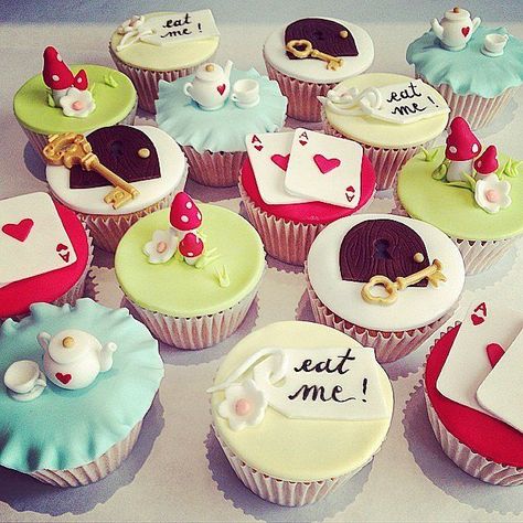 Alice Bakery, Cakes Disney, Cakes Graduation, Castle Cakes, Alice In Wonderland Cupcakes, Cake Castle, Disney Cupcakes, Paris Cakes, Disney Desserts