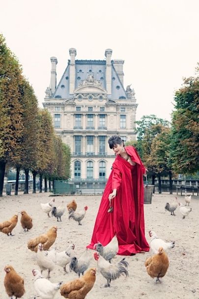 La Contessa feeding chickens in the Tuileries Gardens Carla Coulson, Athleisure Jumpsuit, Feeding Chickens, Duchess Of Devonshire, Urban Chickens, Portrait Shoot, Romantic Paris, Parisian Lifestyle, Better Style