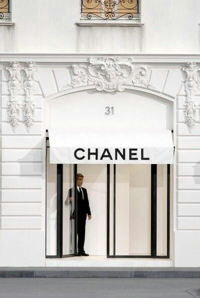 @xoxcactus ||🌵 Paris Fashion Week Chanel, Chanel Spring Summer, Chanel Store, Moda Paris, Shop Fronts, Chanel Spring, Boutique Interior, Classy Aesthetic, Chanel Fashion