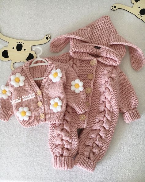 Crochet Baby Costumes, Knitted Baby Outfits, Luxury Baby Clothes, Baby Cardigan Pattern, Mini Outfit, Baby Booties Knitting Pattern, Crochet Kids Hats, Baby Sweater Knitting Pattern