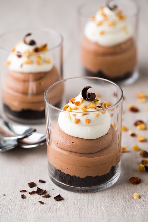 Nutella Cheesecake Mousse - these are amazing! Oreos, cream cheese, Nutella, sugar and whipping cream. Nutella Mousse, Dessert Parfait, Dessert Shots, Nutella Cheesecake, Cheesecake Mousse, Chocolate Mousse Recipe, Small Glasses, Nutella Recipes, Mousse Recipes