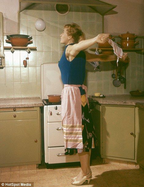 1950s Housewife, Daily Stretches, 1950s Fashion Women, Stepford Wife, Vintage Housewife, Happy Housewife, House Wife, Retro Housewife, Yoga Pictures