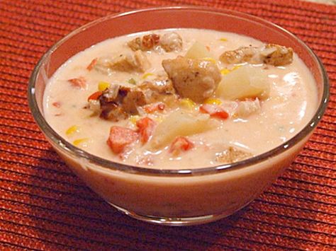 Recipe for Smoked Chicken Chowder- a delicious soup recipe, especially well-received at dinner parties. Chicken Corn Chowder Recipe, Smoked Chicken Salad, Cake Trifle, Burger Sauces Recipe, Chicken Chowder, Chicken Corn, Corn Chowder Recipe, Chowder Recipe, Recipe Girl