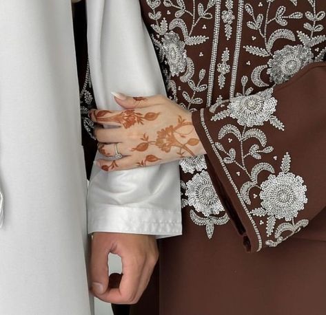 Nikaah Aesthetics, Hijabi Couples, Henna Nikah, Arab Men Fashion, Latest Henna Designs, Lovers Pics, Very Simple Mehndi Designs, Muslim Couple Photography, Maxi Outfits