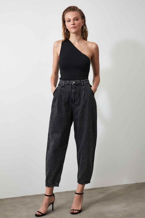 Balloon Jeans, Jeans Outfit Winter, Jeans Street Style, Black Mom Jeans, Jeans Outfit Summer, Balloon Pants, Black Jeans Outfit, Beautiful Pakistani Dresses, Jeans Outfit