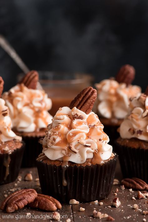 With a super moist cake and silky smooth cream cheese frosting, CARAMEL PECAN CARROT CUPCAKES are more than a dream come true. Carrot Cupcakes Recipe, Wedding Cupcake Recipes, Super Moist Cake, Cheesecake Oreo, Coffee Buttercream, Coffee Cupcakes, Fall Cupcakes, Carrot Cake Cupcakes, Carrot Cupcakes