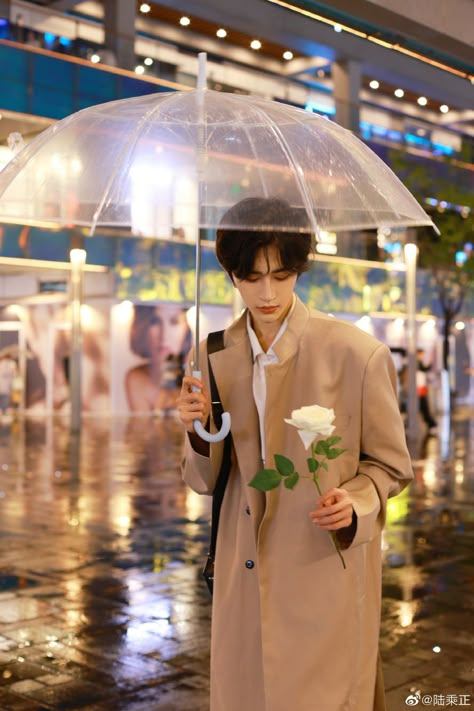 Man Holding Umbrella, Models To Draw, Masc Outfits, Male Pose Reference, Reference Pose, People Reference, Fashion Umbrella, Body Reference Drawing