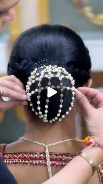 Manisha Bhimani on Instagram: "Done by @veera_bridal_studio   #weddingphotography #weddinghairtutorial #suratfashion #gujratiwedding #weddingplanning #weddingplanner #hairstyles #hairs #hairstyleoftheday #hairstylevideo #wakeupandmakeup #makeuplover #braid #braidedhairstyles #braidstyles  @veera_bridal_studio @wedding_gujarat @the_indian_wedding @weddingsutra @wedding.surat @indian__wedding @wedding_gujarat" Bridal Hairstyles Indian Weddings, Bridal Hairstyle Indian, Bridal Hairstyles Indian, Gujrati Wedding, Hairstyle Indian, Bridal Hairstyle Indian Wedding, Wedding Hairstyles Tutorial, Bridal Studio, Hair Jewellery