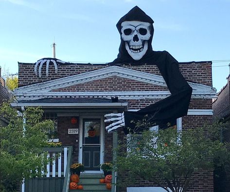 I'm an amateur Halloween enthusiast who goes overboard on Halloween costumes each year. This year I turned my attention to decorating my house. I wanted to take... Giant Skeleton, Halloween Decor Diy, Halloween Skeleton Decorations, Casa Halloween, Diy Halloween Decor, Skeleton Decorations, Adornos Halloween, Halloween Tattoo, Front Yards