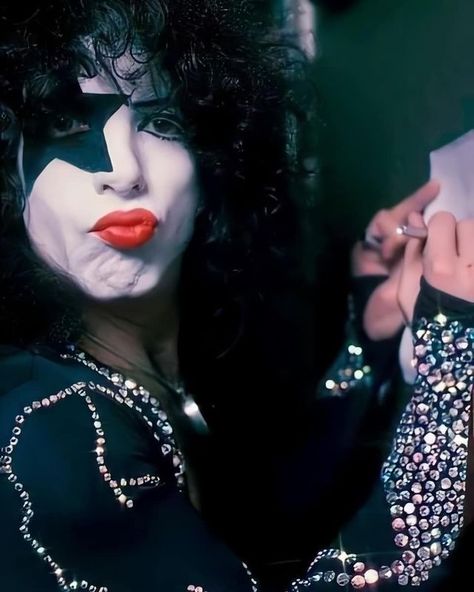 Paul Stanley su Instagram: "❤ #starchild #kissarmy #kiss #paulstanley #thedemon #thecatman #thespaceman #ericcsinger #genesimmons #acefrehley #petercriss #dynasty…" Vinnie Vincent, Kiss Images, Peter Criss, Kiss Army, Kiss Pictures, Paul Stanley, Hot Band, Gene Simmons, Kiss Band