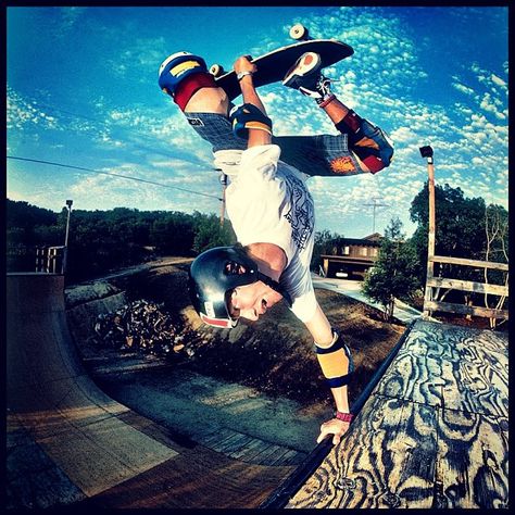 Mike Vallely, Skate Photography, Skateboard Photos, Old School Skateboards, Skate Photos, Skate And Destroy, Skateboard Photography, Vintage Skateboards, Skate Art