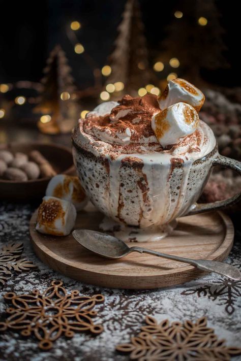 Christmas hot chocolate on a wooden plate with christmas lights in the background. Instant Hot Chocolate, Italian Hot Chocolate, Hot Chocolate Toppings, Spicy Hot Chocolate, Gingerbread Hot Chocolate, How To Make Gingerbread, Best Christmas Recipes, Christmas Hot Chocolate, Hot Coco