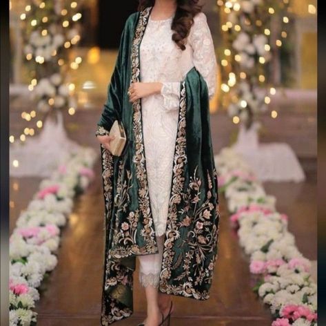 Wedding Dresses Pakistani Party Wear, Wedding Dresses Pakistani, Dresses Pakistani, Desi Wedding Dresses, Sisters Wedding, Velvet Dress Designs, Pakistani Party Wear, Latest Bridal Dresses, Beautiful Casual Dresses