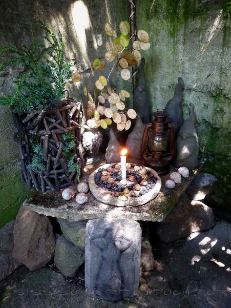 Meditation Spot Outdoor, Garden Altar Pagan, Outdoor Pagan Altar, Garden Altar Ideas, Outdoor Witch Altar, Outdoor Altar Ideas, Outdoor Altar Witch, Garden Alter, Water Altar