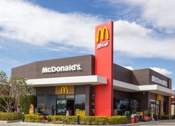 Mcdonalds Restaurant, Mcdonalds Ice Cream, Free Mcdonalds, Mcdonald Menu, Mcdonalds Gift Card, Mcdonald's Restaurant, Secret Menu Items, Mc Donald, Wedding Cake Recipe