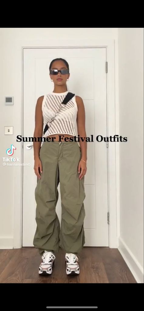 Coachella Pants Outfit, Acl Festival Outfit, Coachella Pants, Reading Festival Outfits, Bonnaroo Outfits, Parachute Pants Outfit, Street Ware, Festival Outfit Inspiration, Summer Pants Outfits