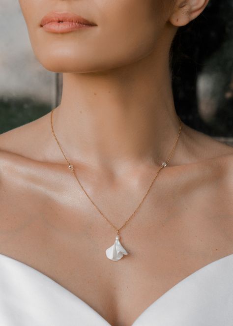 Bridal Flower Necklace, Jewelry For Wedding Dress, Bridal Gold Necklace, Boho Wedding Necklace, Brides Jewelry, Bridal Necklaces, Jewelry For Wedding, Plain Wedding Dress, Bridal Pendant