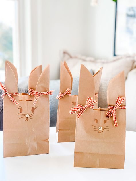 Make these cute bunny bags with supplies you have at home Paper Bag Easter Bunny, Paper Bag Bunny, Lemon Wreath Diy, Make A Paper Bag, Book Page Garland, Easter Bunny Craft, Somebunny Loves You, How To Make A Paper Bag, Diy Paper Bag