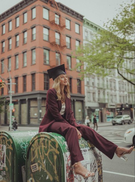 2023 College Graduation Pictures, Cool Graduation Photoshoot, Grad Pic Dress, Cute Poses For Graduation Pictures, Street Graduation Pictures, College Photoshoot Ideas Senior Photos, Unique Graduation Photoshoot Ideas, Cool College Graduation Pictures, Central Park Graduation Pictures