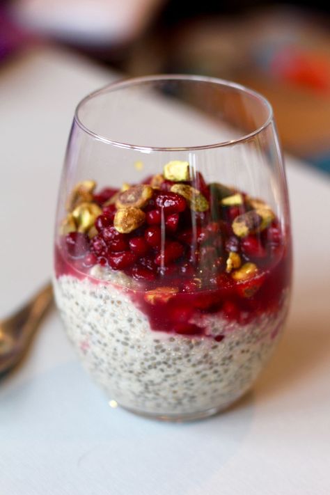 Chia Breakfast Pudding, Pomegranate Pistachio, Chia Pudding Breakfast, Breakfast Pudding, Chia Breakfast, Greek Yogurt Parfait, Parfait Recipe, Vegan Recipes Videos, Vegan Lunch Recipes