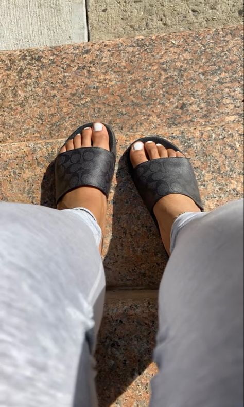 Coach Slides Outfit Ideas, Coach Sandals Outfit, Coach Slides Outfit, Coach Slides, Shoes Wishlist, Beautiful Bathroom Decor, Slides Outfit, Coach Sandals, Coach Fashion