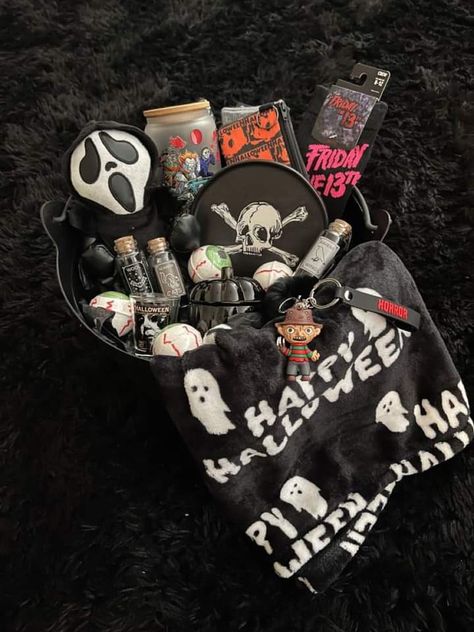 Horror Basket Ideas, Halloween Couple Basket, Emo Gift Basket, Spooky Gift Ideas, Goth Easter Basket, Goth Gift Basket, Boo Baskets For Girlfriend, Halloween Basket For Boyfriend, Halloween Boo Basket Ideas For Boyfriend