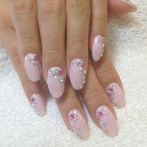 Rhinestone Swirl Nails, Nail Art Designs Jewels, Nail Art Rhinestones Short Nails, Easy Nail Art With Rhinestones, Rihstone Nail, Minimal Rhinestone Nails, Short Nail Designs With Rhinestones Gems, Nail Gem Designs Simple Rhinestones, Nail Art With Gems