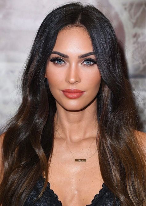 Megan Fox Legs, Meghan Fox, Megan Fox Makeup, Megan Fox Style, Megan Fox Pictures, Fox Makeup, Sunkissed Makeup, Megan Denise Fox, The Best Makeup