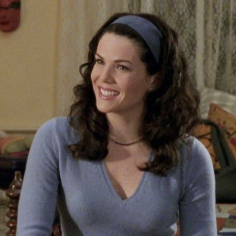 Loriela Gilmore, Lorelai Gilmore Hair, Lorelai Gilmore Style, Gilmore Girls Fashion, Lorelei Gilmore, Gilmore Girls Outfits, Alice Headband, Gilmore Girl, Winter Typ