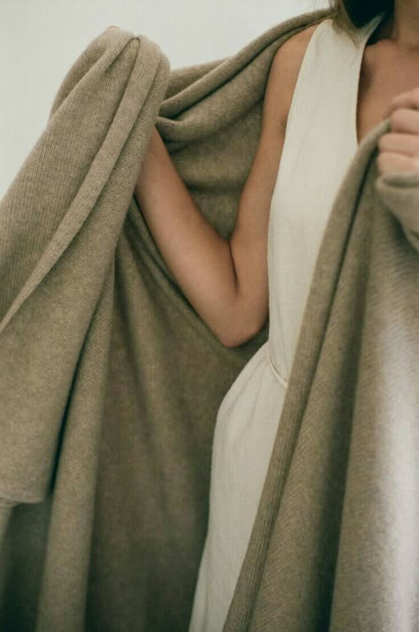 Cashmere Aesthetic, Minimalist Street Style, Models Off Duty Style, Cashmere Throw, Homewear Fashion, Knit Blanket, Looks Street Style, Models Off Duty, Ponchos